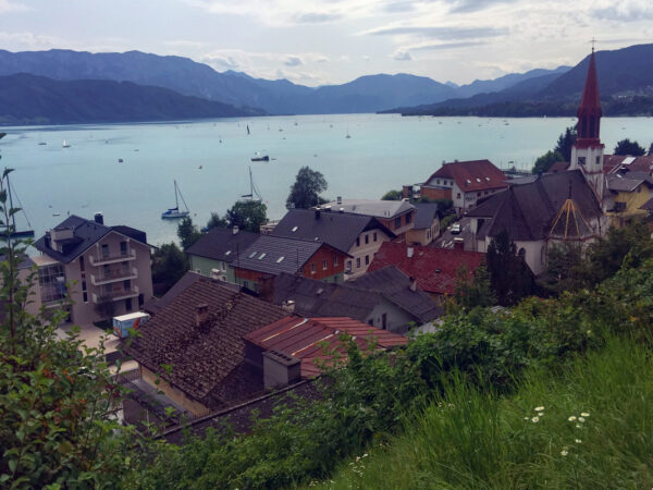 Ausblick über den See am Kirchenplatz der kath. Kirche Attersee