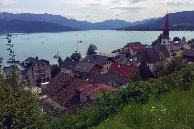 Ausblick über den See am Kirchenplatz der kath. Kirche Attersee