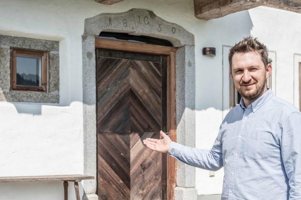 Markus Haberl - Neue Massivholz-Haustüre in der modernisierten Dickau-Mühle am Attersee