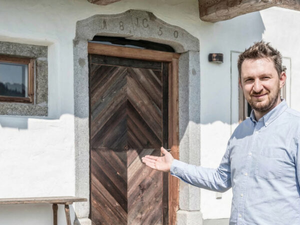 Markus Haberl - Neue Massivholz-Haustüre in der modernisierten Dickau-Mühle am Attersee