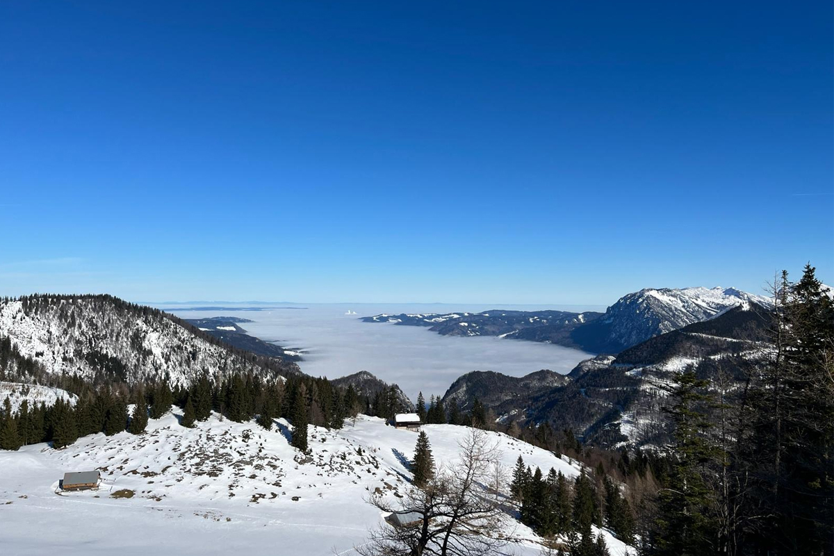 Blick vom Vormauerstein auf den winterlichen Attersee
